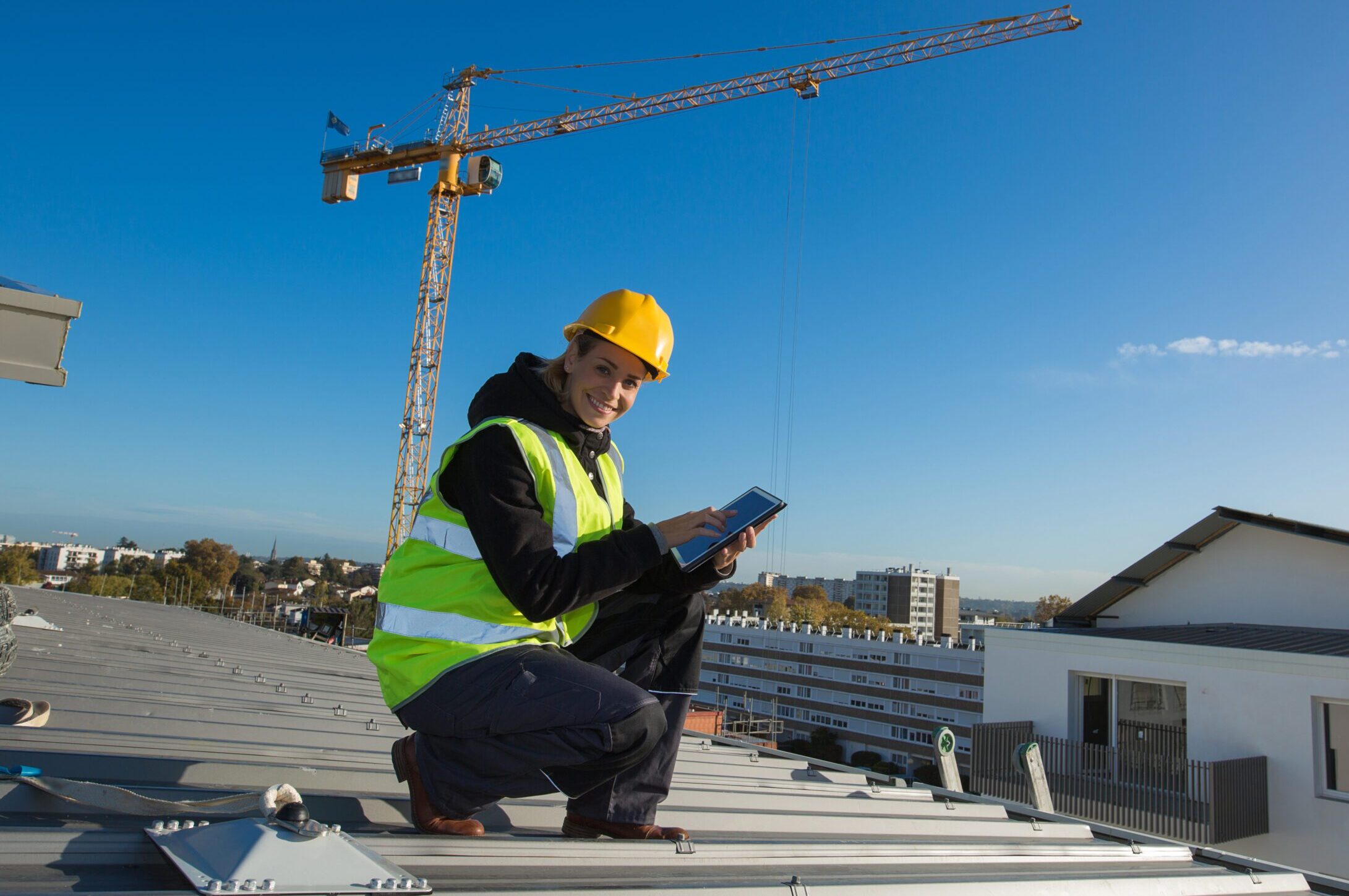 Kvinnlig ingenjör med hjälm på byggarbetsplats