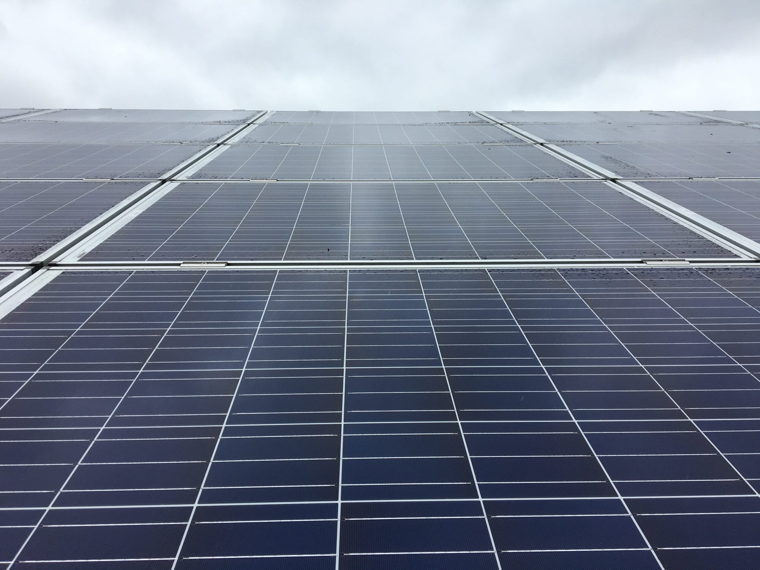 Solceller mot grå himmel