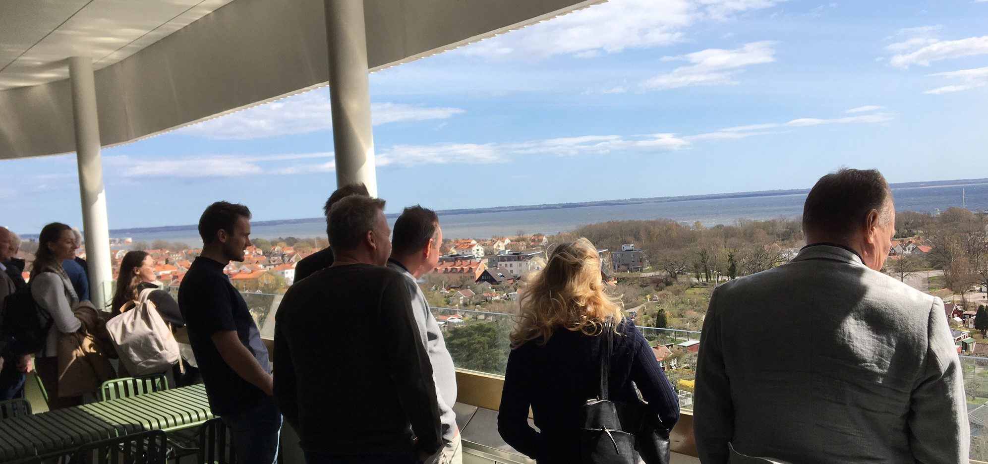 Människor tittar ut över utsikt.