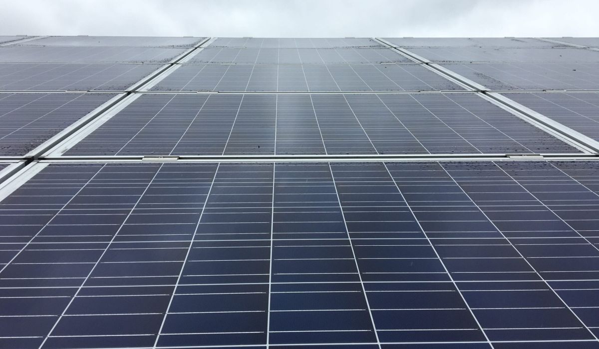 Solceller mot grå himmel