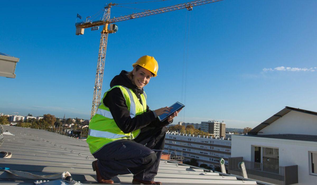 Kvinnlig ingenjör med hjälm på byggarbetsplats