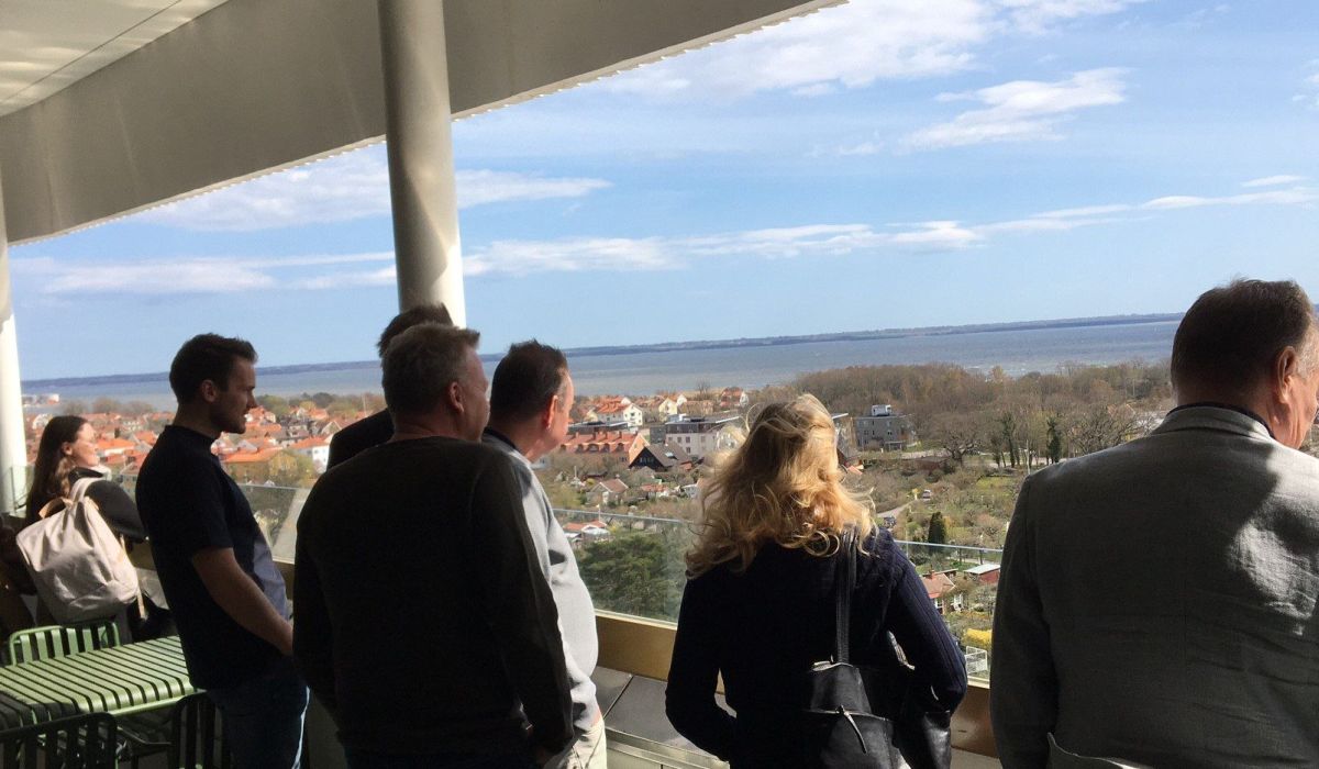 Människor tittar ut över utsikt.