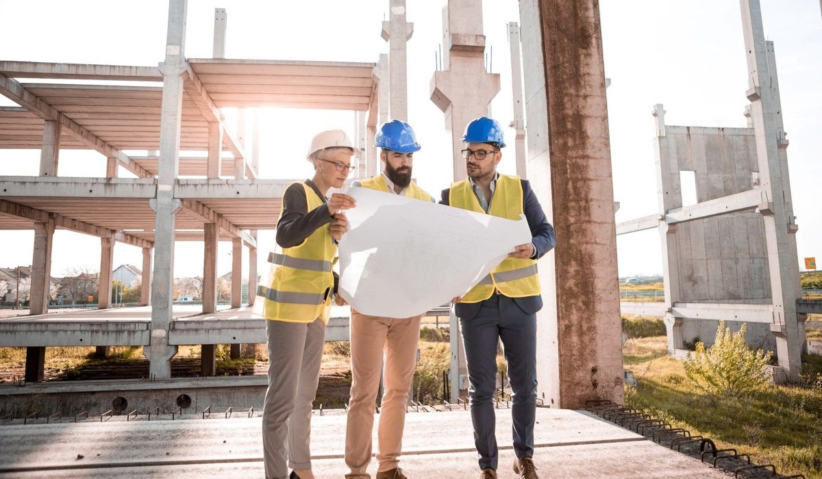 Arkitekter tittar på ritning.