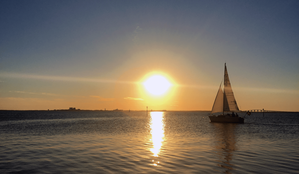 Segelbåt i solnedgång, Ölandsbron i bakgrunden.